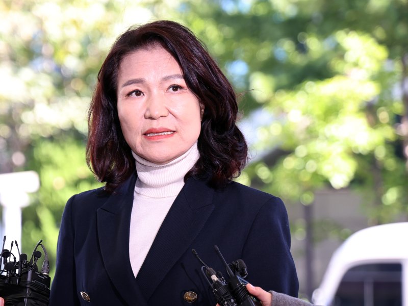 27일 오후 서울 영등포경찰서에서 이진숙 전 방송통신위원장이 3차 조사를 받기 위해 출석하며 입장을 밝히고 있다. 뉴스1