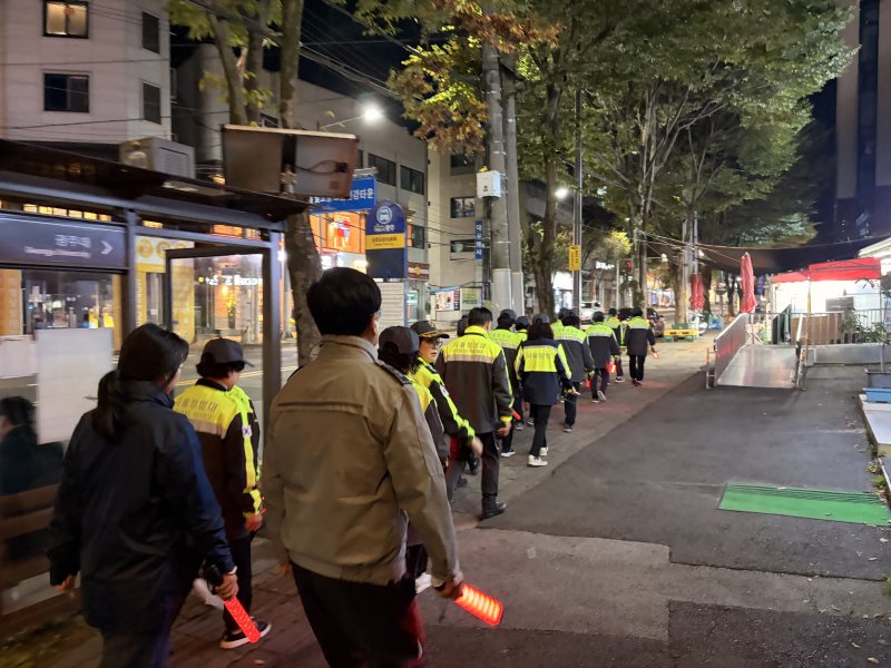 [광주=뉴시스] 자율방법연합대장과 송암부녀 자율방범대와 합동순찰하는 남부경찰. (사진=광주 남부경찰 제공) 2025.10.27. photo@newsis.com *재판매 및 DB 금지