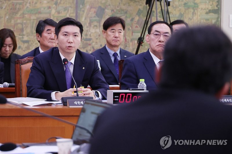 실탄 불법유통 관련 답변하는 유승민 대한체육회장 (출처=연합뉴스)