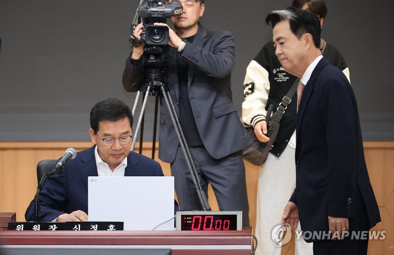 위원장에 사과하는 김태흠 지사 (출처=연합뉴스)