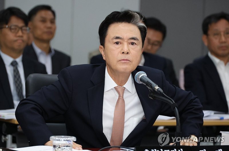 질타하는 의원 바라보는 김태흠 지사 (출처=연합뉴스)