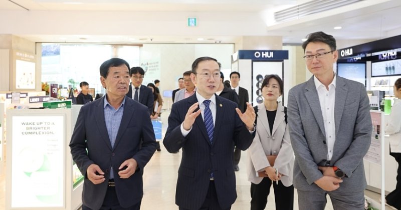 [제주=뉴시스] 김양수 기자 = 1일 이명구(왼쪽 두번째) 관세청장이 제주국제자유도시개발센터(JDC)를 방문해 면세업계의 현장의견을 청취하고 있다. 이날 이 청장은 JDC 입점 면세점, 제주관광공사(JTO) 관계자들과 간담회를 갖고 "현장의견을 바탕으로 제주 지정면세점 활성화를 위한 실효성있는 지원방안을 모색하겠다"고 약속했다.(사진=관세청 제공).2025.10.01. photo@newsis.com *재판매 및 DB 금지