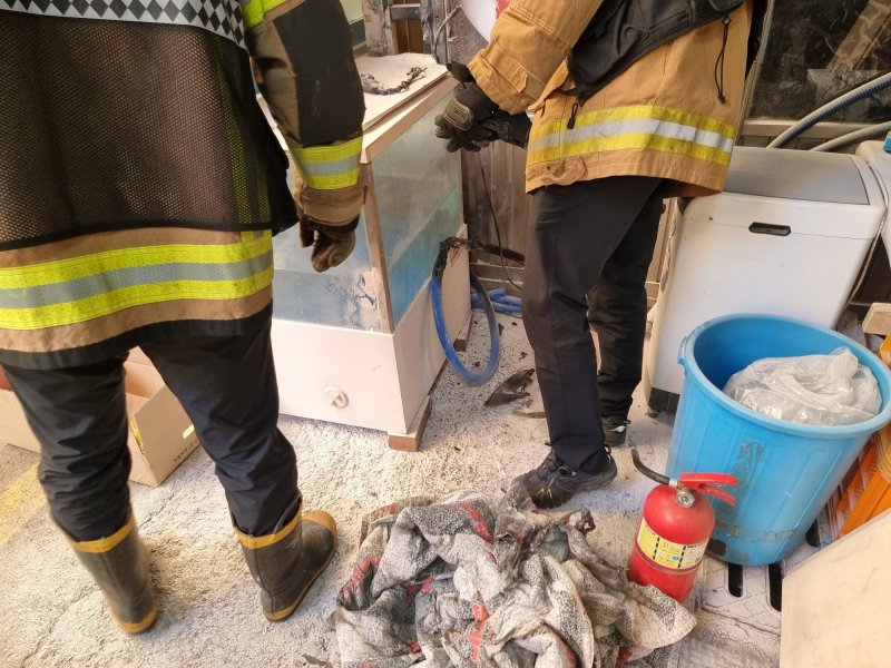 충북 증평 장뜰시장에서 27일 오전 화재가 발생했지만, 상인들의 신속한 대처로 초기에 진압했다.(증평소방서 제공, 재판매 및 DB금지)/뉴스1