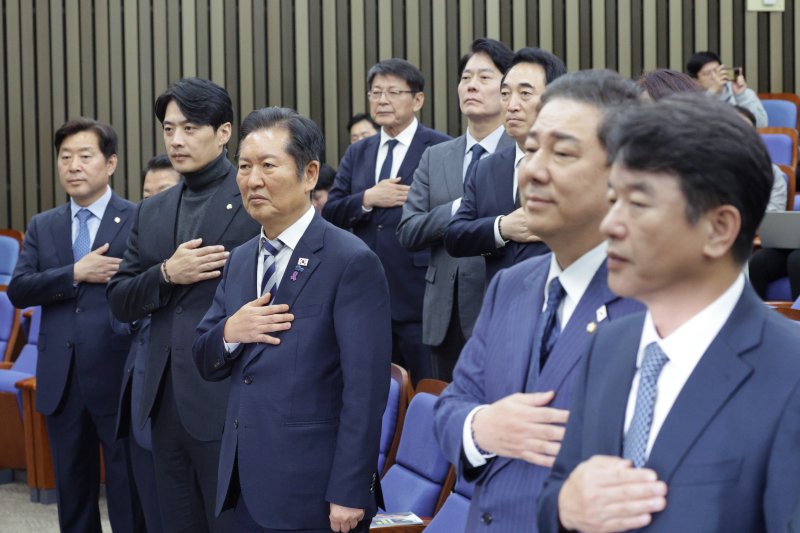 정청래 더불어민주당 대표와 김병기 원내대표가 지난 26일 서울 여의도 국회에서 열린 의원총회에서 국민의례를 하고 있다. 2025.10.26/뉴스1 ⓒ News1 신웅수 기자