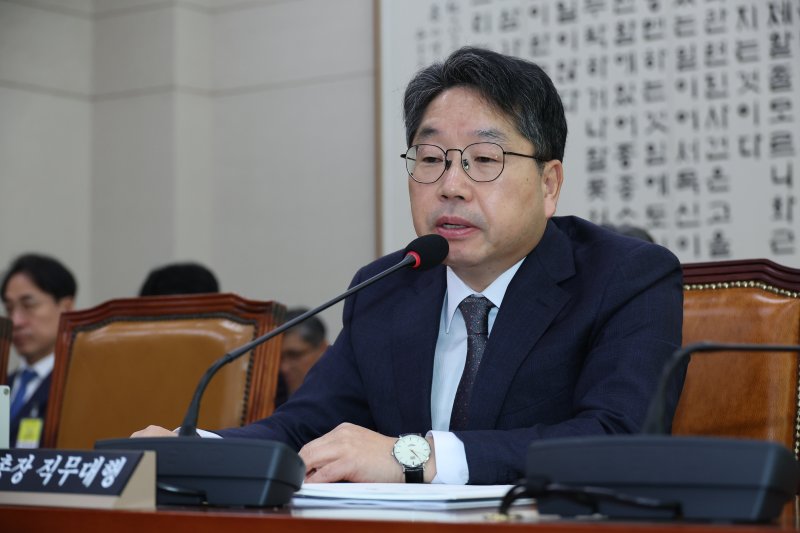 [서울=뉴시스] 김금보 기자 = 노만석 검찰총장 직무대행이 27일 서울 여의도 국회에서 열린 법제사법위원회의 대검찰청에대한 국정감사에서 질의에 답하고 있다. 2025.10.27. kgb@newsis.com