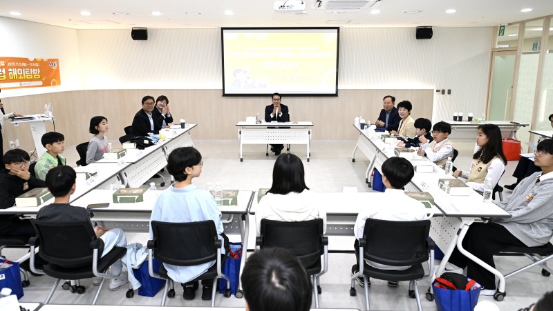 [남원=뉴시스] 전북 남원시 디지털리더스클럽 초·중학생들이 해외탐방 발대식 후 최경식 남원시장과 환담을 나누고 있다. (사진=남원시 제공) 2025.10.27. photo@newsis.com *재판매 및 DB 금지