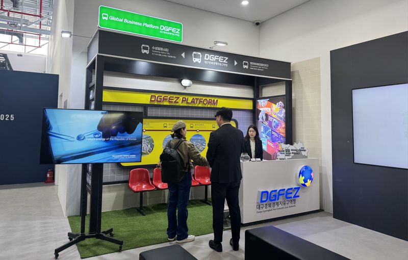 대구경북경제자유구역청이 지난 20일부터 11월 1일까지 13일간 2025 APEC 경제 전시장에 참가해 홍보관을 운영하며, 국내외 경제인을 대상으로 대구경북경제자유구역의 우수한 투자환경과 미래 성장 비전을 적극 홍보하고 있다. DGFEZ 제공