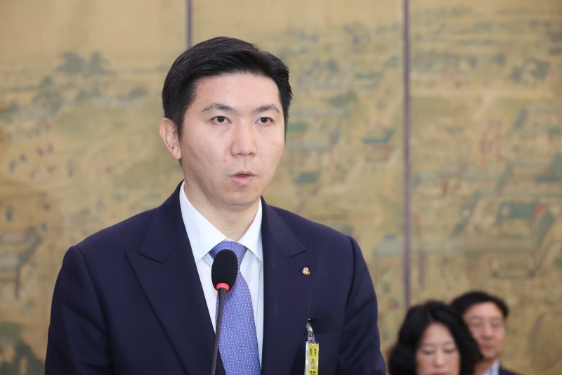 [서울=뉴시스] 고승민 기자 = 유승민 대한체육회장이 27일 서울 여의도 국회에서 열린 문화체육관광위원회의 대한체육회 등 국정감사에서 업무보고를 하고 있다. 2025.10.27. kkssmm99@newsis.com