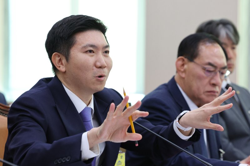 유승민 대한체육회장이 27일 서울 여의도 국회 문화체육관광위원회에서 열린 대한체육회 등에 대한 국정감사에서 의원 질의에 답변하고 있다. 2025.10.27/뉴스1 ⓒ News1 신웅수 기자
