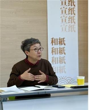 간담회 진행하는 김진희 한지문화재단 이사장 (출처=연합뉴스)