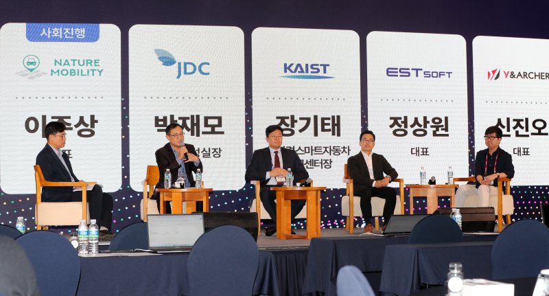 [서귀포=뉴시스] 우장호 기자 = 22일 오후 제주 서귀포시 표선면 해비치 호텔&리조트 크리스탈홀에서 열린 '2025 Route330 × A-Stream 성과공유회'에서 JDC와 KAIST, 이스트소프트, 와이앤아처 관계자가 참석한 패널토크가 진행되고 있다. 2025.10.23. woo1223@newsis.com