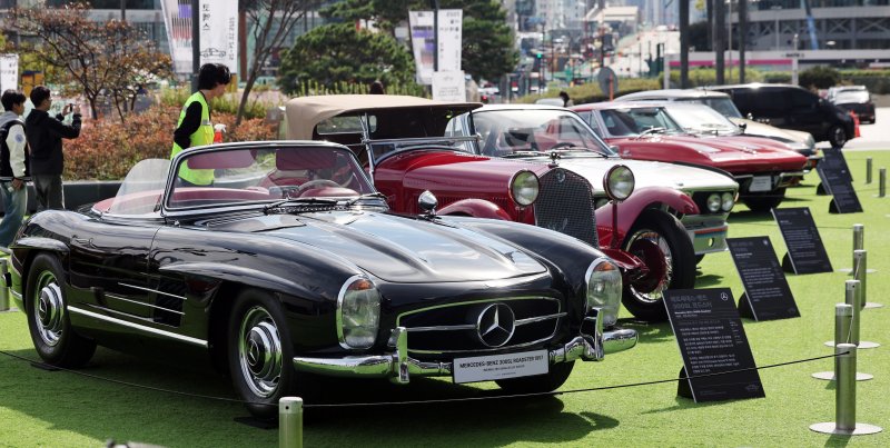 24일 서울 강남구 코엑스 야외 잔디관장에서 열린 '2025 클래식카 쇼'에 시대별 명차와 희귀 모델들이 진열돼 있다. 2025.10.24/뉴스1 ⓒ News1 황기선 기자