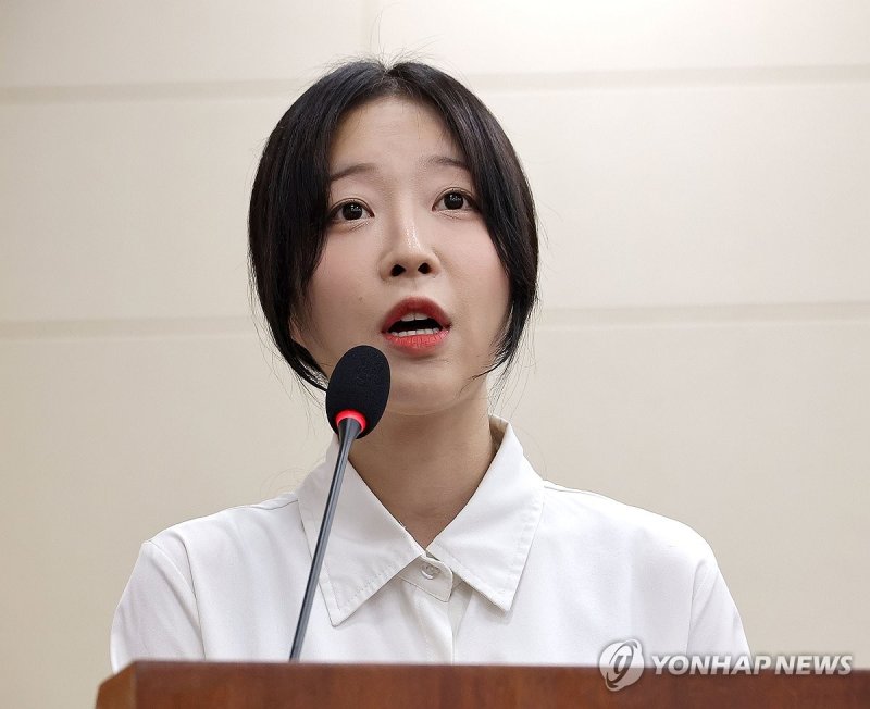 질의에 답하는 쯔양 (출처=연합뉴스)