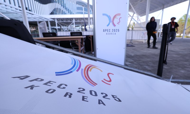 2025 경주 아시아태평양경제협력체(APEC) 정상회의 주간 시작 첫날인 27일 경북 경주화백컨벤션센터(HICO) 입구에서 관계자들이 막바지 준비로 분주한 모습이다. 2025.10.27/뉴스1 ⓒ News1 박지혜 기자