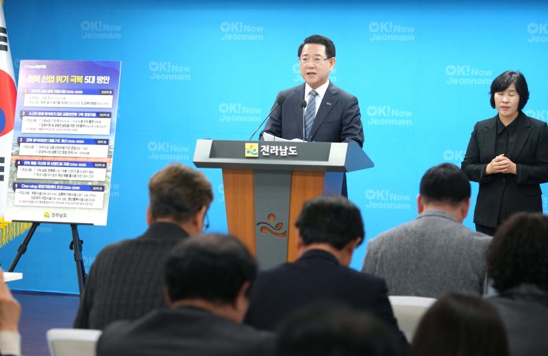 [무안=뉴시스] 김영록 전남도지사가 27일 오후 전남도청 4층 브리핑룸에서 전복산업 위기 극복 5대 시책을 발표하고 있다. (사진=전남도 제공) 2025.10.27. photo@newsis.com *재판매 및 DB 금지
