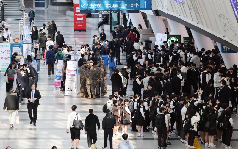 [부산=뉴시스] 하경민 기자 = '2025 부산 잡(JOB) 페스티벌'이 열린 27일 부산 해운대구 벡스코 제1전시장에서 구직자들이 행사장에 입장하고 있다. 이날 행사에는 공공기관 10곳을 포함한 기업 총 215곳이 참가해 구직자를 상대로 현장 면접, 채용 상담 등을 진행했다. 또 채용관, 홍보관, 컨설팅관, 체험관, 취업특강·기업설명회, 부대행사 등 다양한 프로그램을 운영했다. 2025.10.27. yulnetphoto@newsis.com