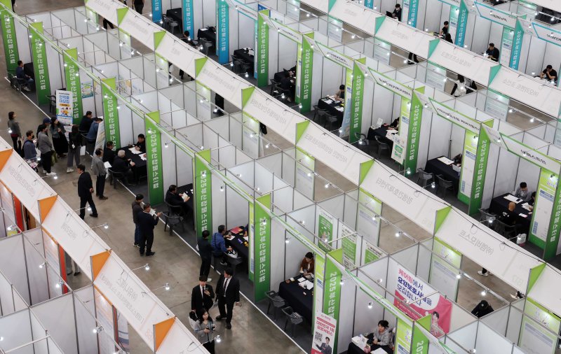[부산=뉴시스] 하경민 기자 = '2025 부산 잡(JOB) 페스티벌'이 열린 27일 부산 해운대구 벡스코 제1전시장에서 구직자들이 구인업체 부스에서 현장면접을 보거나 채용상담을 하고 있다. 이날 행사에는 공공기관 10곳을 포함한 기업 총 215곳이 참가해 구직자를 상대로 현장 면접, 채용 상담 등을 진행했다. 또 채용관, 홍보관, 컨설팅관, 체험관, 취업특강·기업설명회, 부대행사 등 다양한 프로그램을 운영했다. 2025.10.27. yulnetphoto@newsis.com