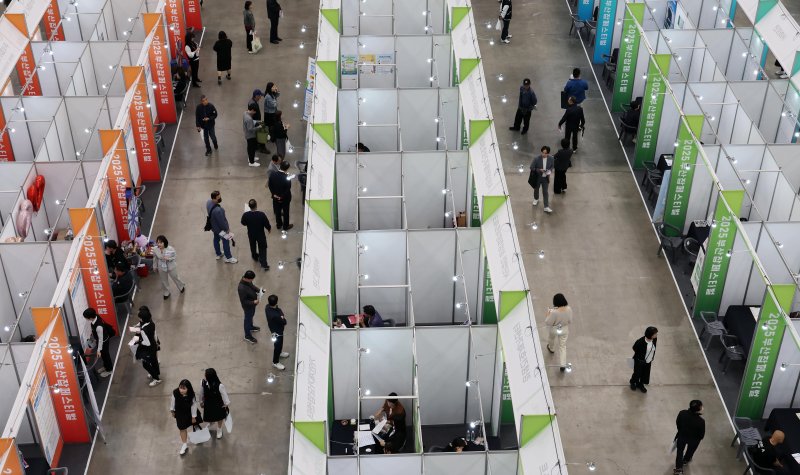 [부산=뉴시스] 하경민 기자 = '2025 부산 잡(JOB) 페스티벌'이 열린 27일 부산 해운대구 벡스코 제1전시장에서 구직자들이 구인업체 부스에서 현장면접을 보거나 채용상담을 하고 있다. 이날 행사에는 공공기관 10곳을 포함한 기업 총 215곳이 참가해 구직자를 상대로 현장 면접, 채용 상담 등을 진행했다. 또 채용관, 홍보관, 컨설팅관, 체험관, 취업특강·기업설명회, 부대행사 등 다양한 프로그램을 운영했다. 2025.10.27. yulnetphoto@newsis.com