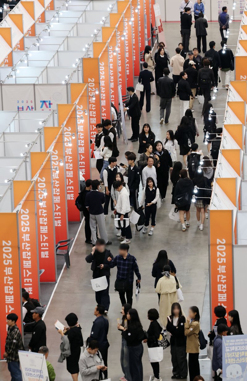 [부산=뉴시스] 하경민 기자 = '2025 부산 잡(JOB) 페스티벌'이 열린 27일 부산 해운대구 벡스코 제1전시장에서 구직자들이 구인업체 부스에서 현장면접을 보거나 채용상담을 하고 있다. 이날 행사에는 공공기관 10곳을 포함한 기업 총 215곳이 참가해 구직자를 상대로 현장 면접, 채용 상담 등을 진행했다. 또 채용관, 홍보관, 컨설팅관, 체험관, 취업특강·기업설명회, 부대행사 등 다양한 프로그램을 운영했다. 2025.10.27. yulnetphoto@newsis.com