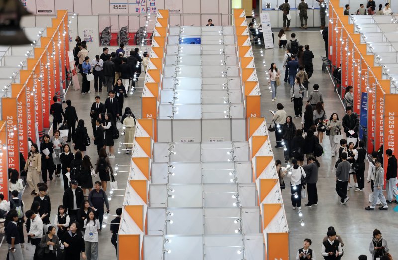 [부산=뉴시스] 하경민 기자 = '2025 부산 잡(JOB) 페스티벌'이 열린 27일 부산 해운대구 벡스코 제1전시장에서 구직자들이 구인업체 부스에서 현장면접을 보거나 채용상담을 하고 있다. 이날 행사에는 공공기관 10곳을 포함한 기업 총 215곳이 참가해 구직자를 상대로 현장 면접, 채용 상담 등을 진행했다. 또 채용관, 홍보관, 컨설팅관, 체험관, 취업특강·기업설명회, 부대행사 등 다양한 프로그램을 운영했다. 2025.10.27. yulnetphoto@newsis.com