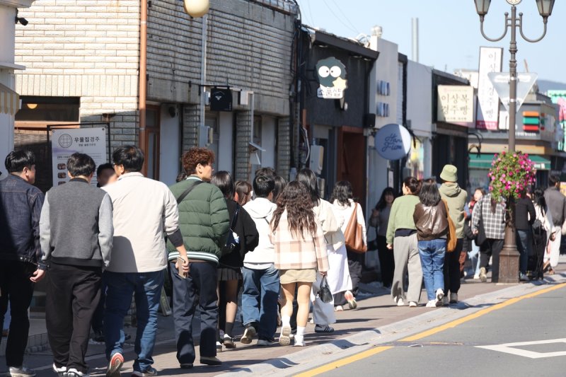 줄지어 이동하는 관광객들 (출처=연합뉴스)