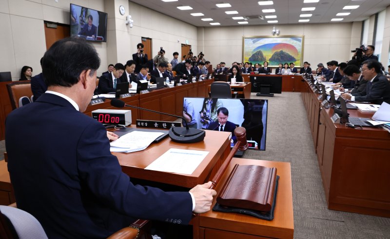 윤한홍 국회 정무위원장이 14일 오전 서울 여의도 국회에서 열린 정무위 국정감사장에서 의사봉을 두드리고 있다. 2025.10.14/뉴스1 ⓒ News1 구윤성 기자