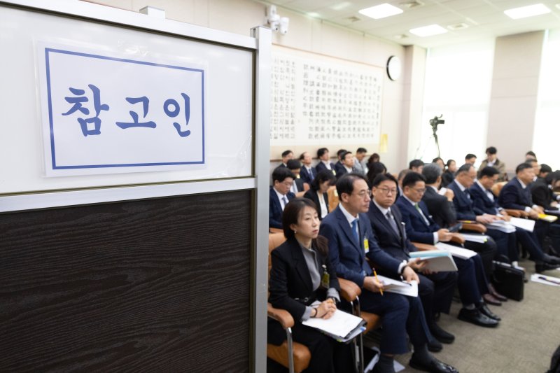 대검찰청 공업연구사 A씨가 27일 서울 여의도 국회에서 열린 법제사법위원회 대검찰청 등에 대한 국정감사에 참고인으로 출석해 가림막 안에서 답변하고 있다. 2025.10.27/뉴스1 ⓒ News1 이승배 기자