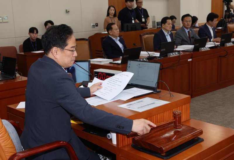 [서울=뉴시스] 김명년 기자 = 9일 오전 서울 여의도 국회에서 열린 기획재정위원회 전체회의에서 박수영 국민의힘 간사가 의사봉을 두드리고 있다. 2025.07.09. kmn@newsis.com