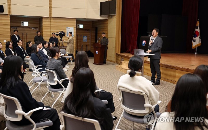 최휘영 문체부 장관, 청년들과 소통 간담회 (출처=연합뉴스)