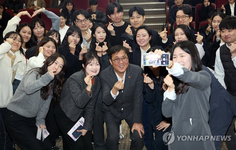 최휘영 문체부 장관, '청년들과 함께' (출처=연합뉴스)