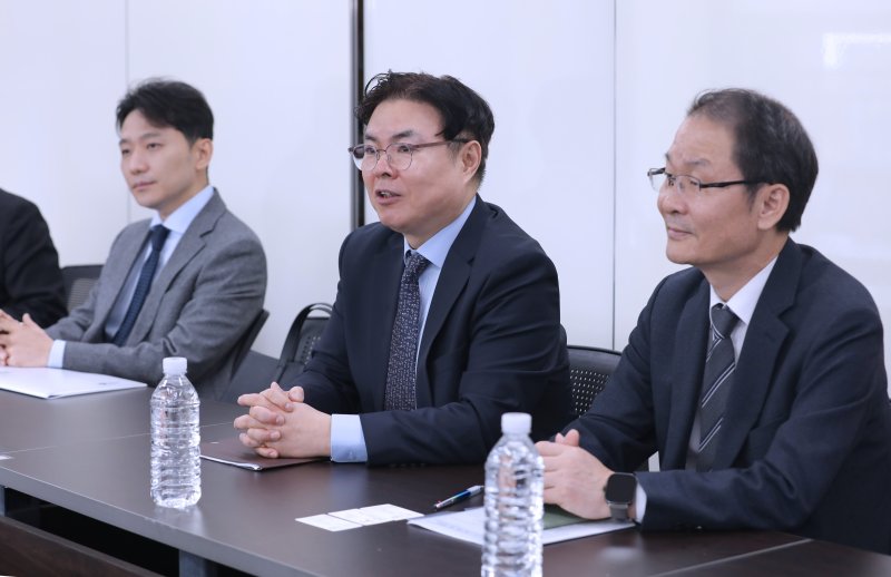 목성호 지식재산처장 직무대리(왼쪽에서 2번째)가 현장방문 간담회에서 발언을 하고 있다.(지식재산처 제공.재판매 및 DB금지)/뉴스1