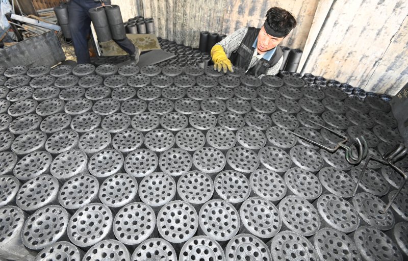 [화성=뉴시스] 김종택 기자 = 초겨울 날씨를 보인 27일 경기 화성시 배양동 한 연탄 출하장에서 관계자들이 분주하게 연탄을 트럭으로 옮기고 있다. 2025.10.27. jtk@newsis.com