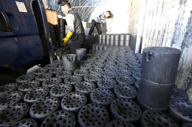 [화성=뉴시스] 김종택 기자 = 초겨울 날씨를 보인 27일 경기 화성시 배양동 한 연탄 출하장에서 관계자들이 분주하게 연탄을 트럭으로 옮기고 있다. 2025.10.27. jtk@newsis.com