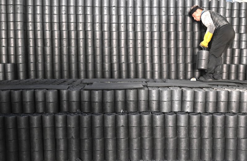 [화성=뉴시스] 김종택 기자 = 초겨울 날씨를 보인 27일 경기 화성시 배양동 한 연탄 출하장에서 관계자들이 분주하게 연탄을 트럭으로 옮기고 있다. 2025.10.27. jtk@newsis.com