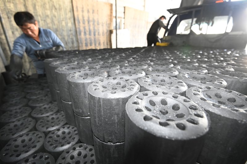 [화성=뉴시스] 김종택 기자 = 초겨울 날씨를 보인 27일 경기 화성시 배양동 한 연탄 출하장에서 관계자들이 분주하게 연탄을 트럭으로 옮기고 있다. 2025.10.27. jtk@newsis.com