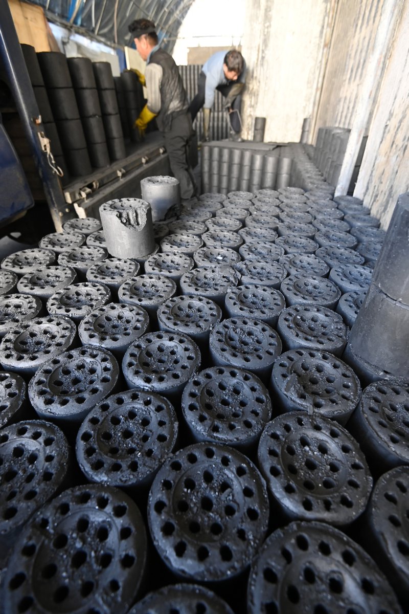 [화성=뉴시스] 김종택 기자 = 초겨울 날씨를 보인 27일 경기 화성시 배양동 한 연탄 출하장에서 관계자들이 분주하게 연탄을 트럭으로 옮기고 있다. 2025.10.27. jtk@newsis.com