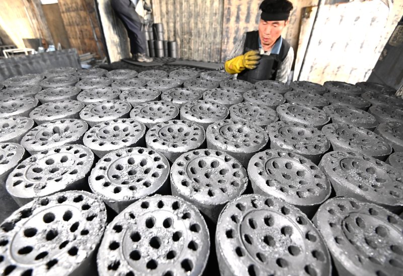 [화성=뉴시스] 김종택 기자 = 초겨울 날씨를 보인 27일 경기 화성시 배양동 한 연탄 출하장에서 관계자들이 분주하게 연탄을 트럭으로 옮기고 있다. 2025.10.27. jtk@newsis.com