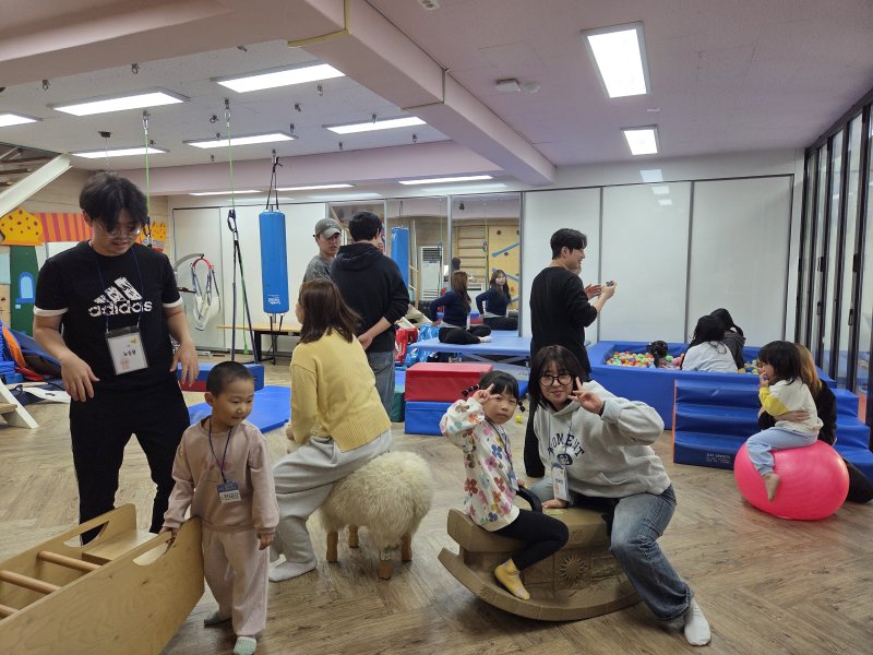 [청양=뉴시스] 충남도립대 감각통합 교육 프로그램 ‘행복작업실’ 운영 모습. *재판매 및 DB 금지