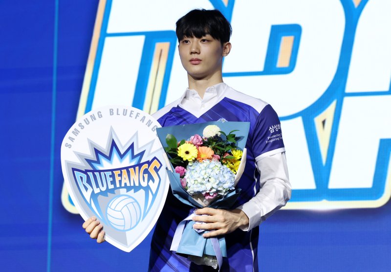 [서울=뉴시스] 조성우 기자 = 27일 서울 강서구 메이필드 호텔에서 열린 2025-2026 한국배구연맹(KOVO) 남자 신인선수 드래프트에서 1라운드 2순위 삼성화재에 지명을 받은 이우진이 기념촬영을 하고 있다. 2025.10.27. xconfind@newsis.com