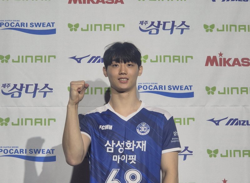 [서울=뉴시스] 문채현 기자 = 27일 서울 강서구 메이필드호텔에서 열린 2025~2026 한국배구연맹(KOVO) 남자 신인선수 드래프트 1라운드 전체 2순위로 삼성화재의 지명을 받은 이우진이 취재진의 인터뷰에 응하고 있다. 2025.10.27. dal@newsis.com *재판매 및 DB 금지