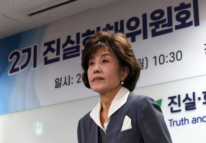 박선영 진실화해위 위원장이 26일 서울 중구 진실·화해를위한과거사정리위원회(진화위)에서 열린 2기 진화위 조사기간 만료 기자간담회에 입장하고 있다. 진화위는 신청사건 20,924건 중 약 90%인 18,808건을 처리했다고 밝혔다. 2025.5.26/뉴스1 ⓒ News1 박세연 기자