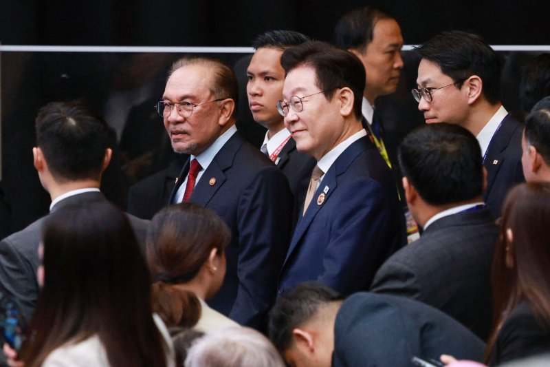 이재명 대통령과 안와르 이브라힘 말레이시아 총리가 27일(현지 시간) 말레이시아 쿠알라룸푸르 컨벤션 센터에서 열린 한-아세안(ASEAN·동남아시아국가연합) 정상회의에 입장하고 있다. 뉴시스