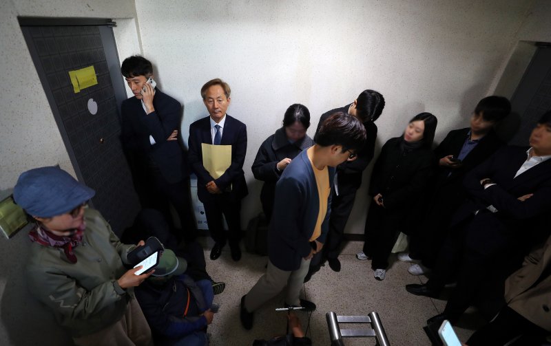 [서울=뉴시스] 김혜진 기자 = 12·3 비상계엄 관련 내란·외환 의혹을 수사하는 조은석 특별검사팀이 27일 서울 용산구 이태원동 황교안 전 국무총리 자택에서 압수수색하기 위해 대기하고 있다. 2025.10.27. jini@newsis.com