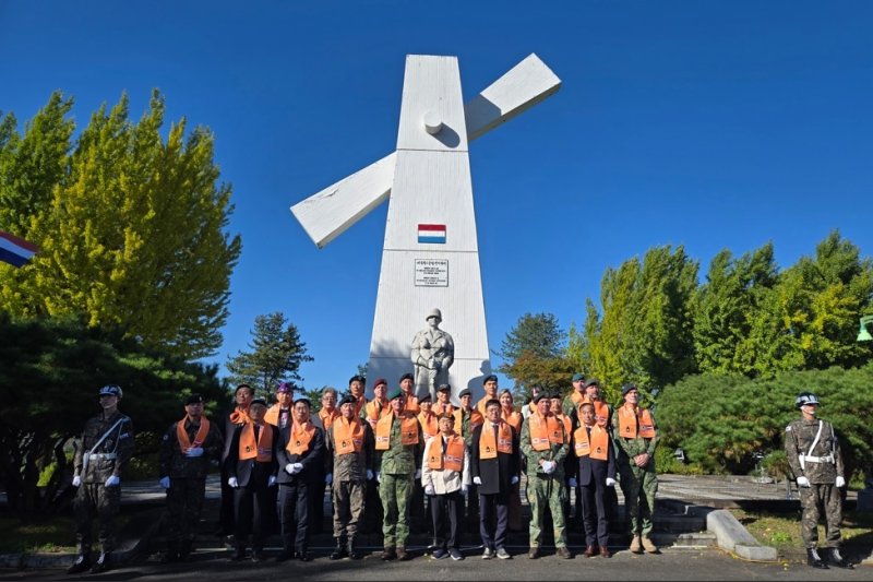 네덜란드군 참전기념비 앞 기념촬영 (출처=연합뉴스)