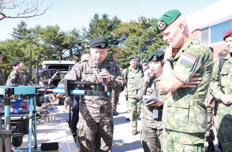 얀 스빌렌스 네덜란드 육군사령관, 육군 36사단 방문 (출처=연합뉴스)