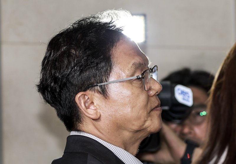 [서울=뉴시스] 정병혁 기자 = 김철문 전 경북경찰청장이 7일 서울 서초구 이명현 순직해병 특별검사 사무실로 조사를 받기 위해 줄석하고 있다. 2025.08.07. jhope@newsis.com