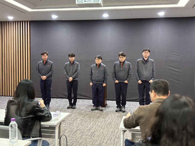 sk에너지 울산 FCC공장 수소 배관 폭발사고와 관련해 김종화 대표이사와 회사 관계자들이 27일 울산CLX 본관에서 언론 브리핑 중 사망자 유족에게 사과를 하고 있다. 이번 사고와 관련한 SK에너지의 사과는 두 차례 사과문 발표에 이어 이날이 세 번째다. 사진=최수상 기자