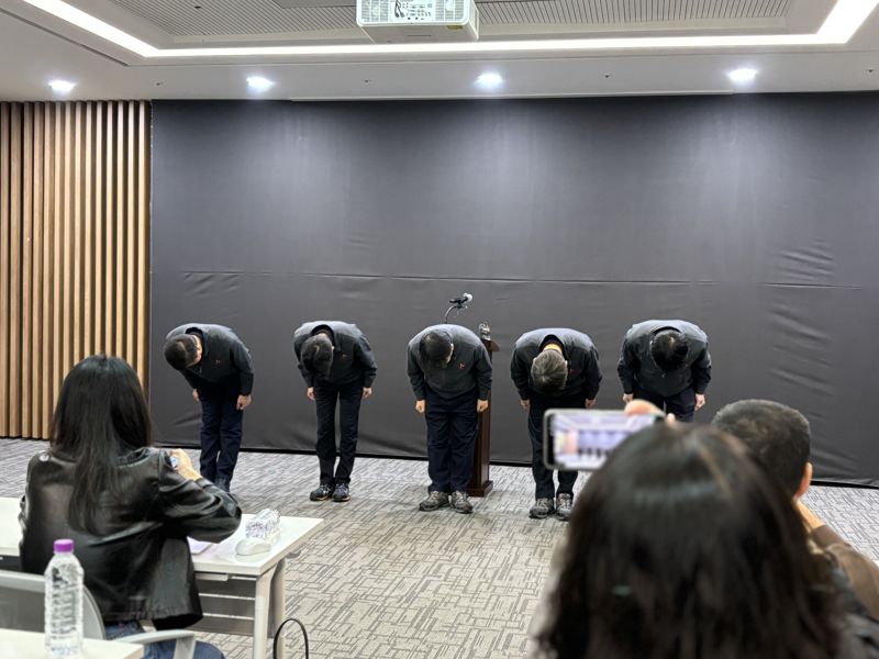 sk에너지 울산 FCC공장 수소 배관 폭발사고와 관련해 27일 울산CLX 본관에서 김종화 대표이사와 임원들이 허리숙여 사망자 유족들에게 사과를 하고 있다. 사진=최수상 기자