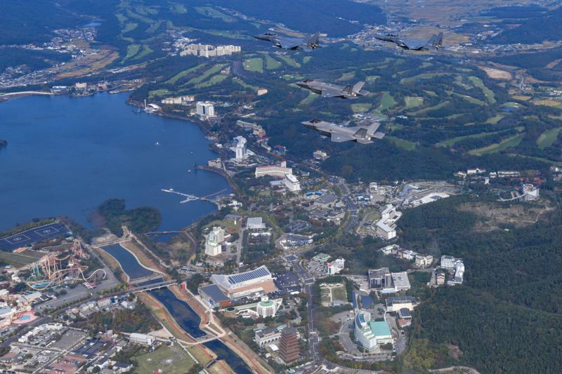 2025 경주 아시아태평양경제협력체(APEC) 정상회의를 앞둔 27일, 공군 F-35A(아래쪽) 2기와 F-15K 2기로 구성된 편대가 정상회의가 열리는 경주화백컨벤션센터(HICO) 일대 상공에서 공중전투초계 임무를 수행하고 있다. 공군 제공