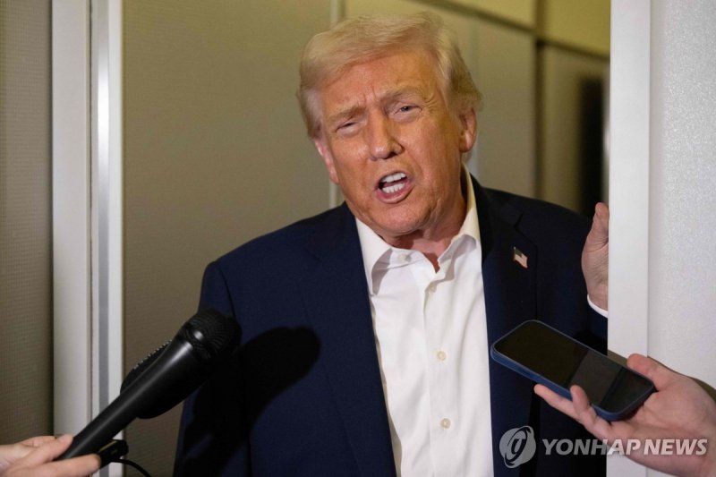 전용기 안에서 기자들과 약식 회견 가지는 트럼프 미국 대통령 (출처=연합뉴스)